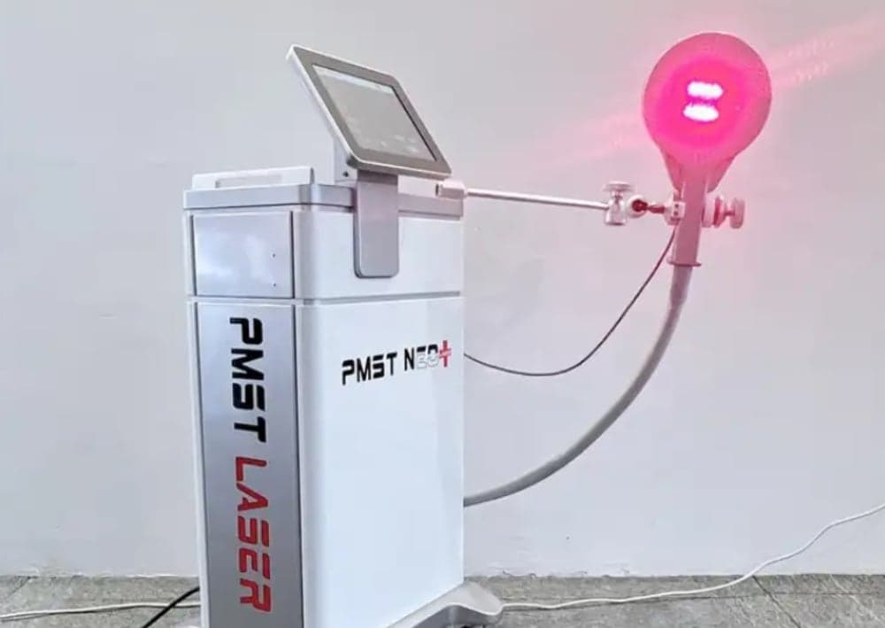 Ο μαγνητικός διεγέρτης PMST NEO με την κεφαλή του laser