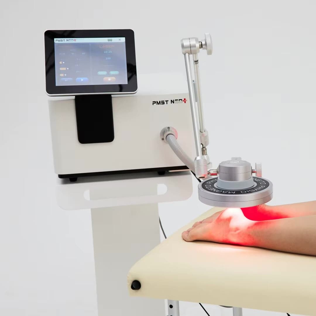 Ο μαγνητικός διεγέρτης PMST NEO με το laser σε εφαρμογή στο πόδι